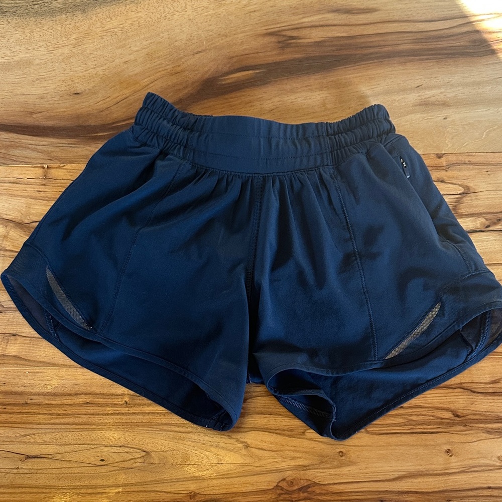 Lululemon Navy Hotty hot, size 0, 4” LR